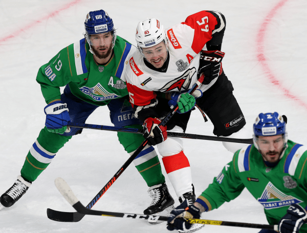 
        «Салават Юлаев» выходит вперёд. Главные события третьего матча серии
      