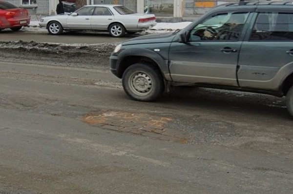 Омские дороги ремонтируют кирпичами с рухнувших в феврале военных складов