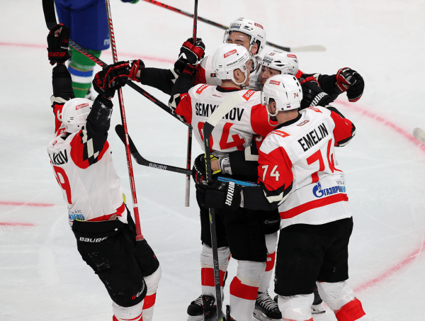 
        «Никто не хочет уступать, поэтому и эмоции, и борьба, и такой накал на льду». Емелин, Семёнов и Франсон о победе в четвертом матче серии
      