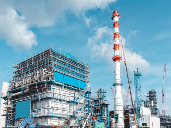 На Омском НПЗ продолжается строительство комплекса переработки нефти