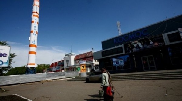 У кинотеатра «Космос» завершились монтажные работы по установке памятника жителям региона, внесшим значительный вклад в освоение космоса.