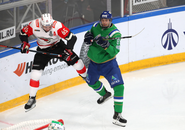 
        «Никто не хочет уступать, поэтому и эмоции, и борьба, и такой накал на льду». Емелин, Семёнов и Франсон о победе в четвертом матче серии
      