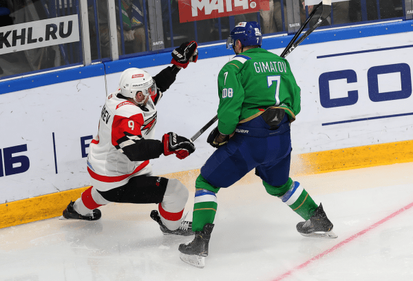 
        «Никто не хочет уступать, поэтому и эмоции, и борьба, и такой накал на льду». Емелин, Семёнов и Франсон о победе в четвертом матче серии
      