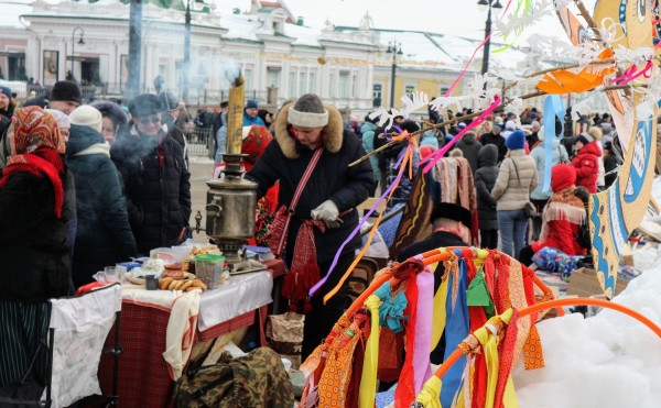 Танцы с медведями vs рейв-хоровод: две Масленицы в Омске 