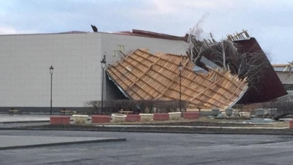Разбитые окна, здания без крыш, поврежденные машины: первые итоги урагана в Омске 