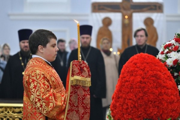 Пасха-2020 в Омске. Благодатный огонь, служба, куличи и яйца