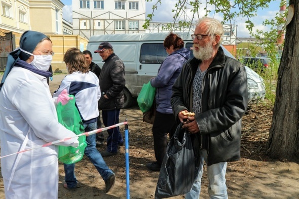 Самоизоляция на трубе. Как живут во время эпидемии омские бездомные 