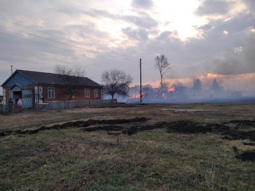 В омской деревне сгорели сразу десять домов