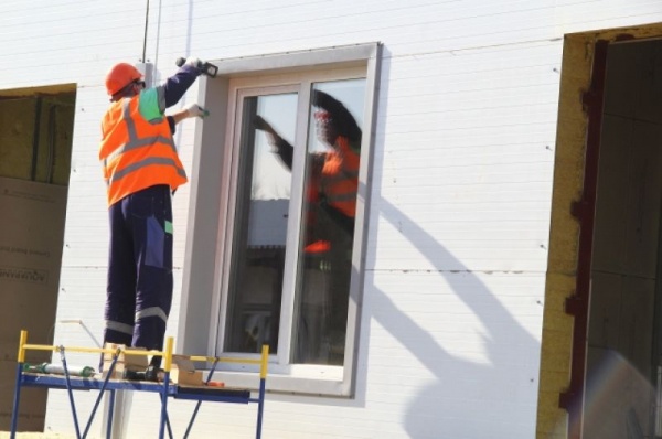 Госпиталь за 41 день. Смотрим, как строится медицинский центр в Омске