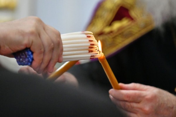 Пасха-2020 в Омске. Благодатный огонь, служба, куличи и яйца