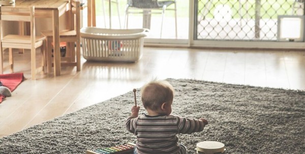 27-летняя омичка выбросила ребёнка из окна 27-летняя омичка выбросила ребёнка из окна