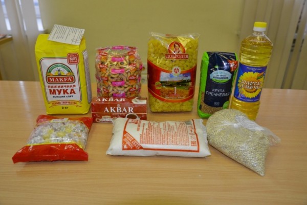 Омским школьникам начали выдавать продукты