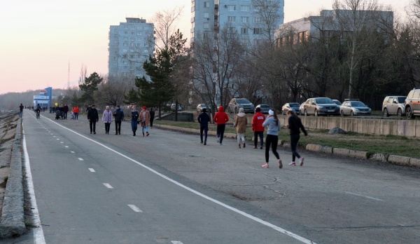 Самоизоляция под ударом: омичи снова толпами вышли на улицу, несмотря на запрет 