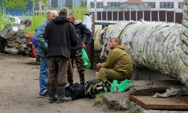 Самоизоляция на трубе. Как живут во время эпидемии омские бездомные 