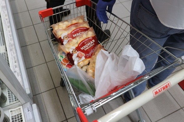 Актер, служитель церкви и студент: кто идет в волонтеры и кому они помогают в Омске 