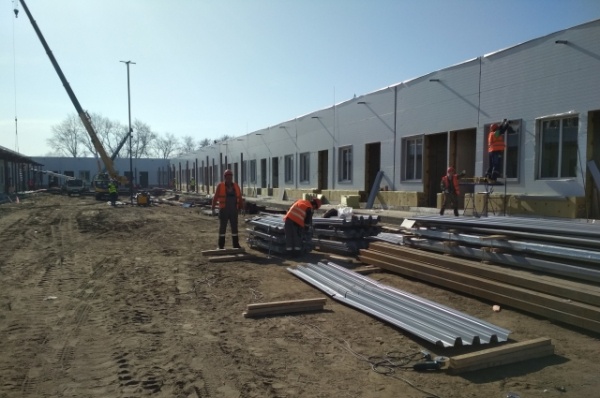 Госпиталь за 41 день. Смотрим, как строится медицинский центр в Омске