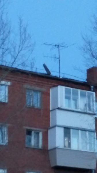 Разбитые окна, здания без крыш, поврежденные машины: первые итоги урагана в Омске 