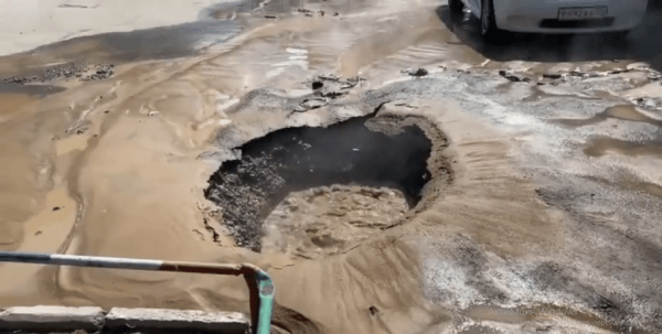 В центре Омска забил горячий источник