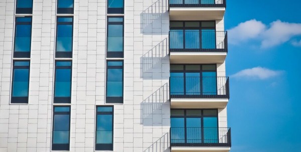 В Омске из-за заражённого ребёнка на карантине находится подъезд жилого дома В Омске из-за заражённого ребёнка на карантине находится подъезд жилого дома