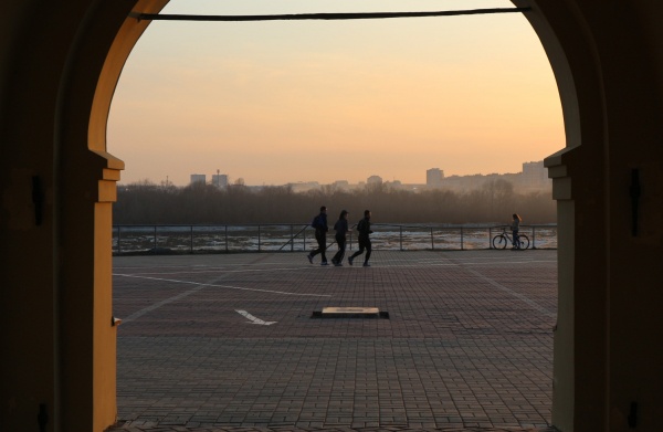Самоизоляция под ударом: омичи снова толпами вышли на улицу, несмотря на запрет 