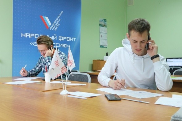 Актер, служитель церкви и студент: кто идет в волонтеры и кому они помогают в Омске 