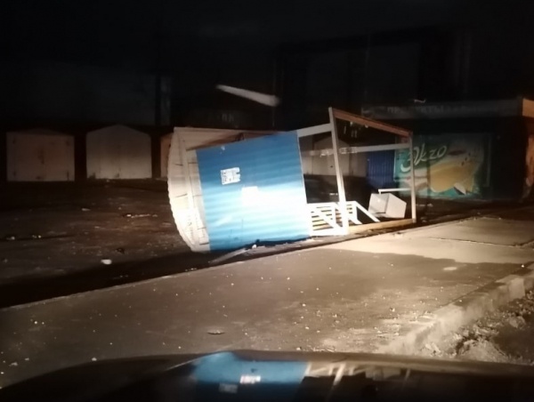 Разбитые окна, здания без крыш, поврежденные машины: первые итоги урагана в Омске 