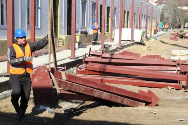 Госпиталь за 41 день. Смотрим, как строится медицинский центр в Омске