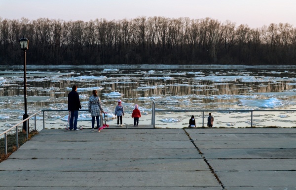Самоизоляция под ударом: омичи снова толпами вышли на улицу, несмотря на запрет 