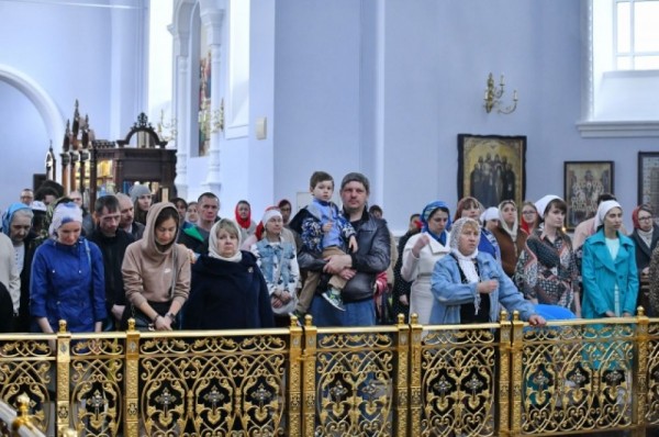 Пасха-2020 в Омске. Благодатный огонь, служба, куличи и яйца