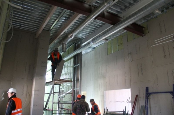 Госпиталь за 41 день. Смотрим, как строится медицинский центр в Омске