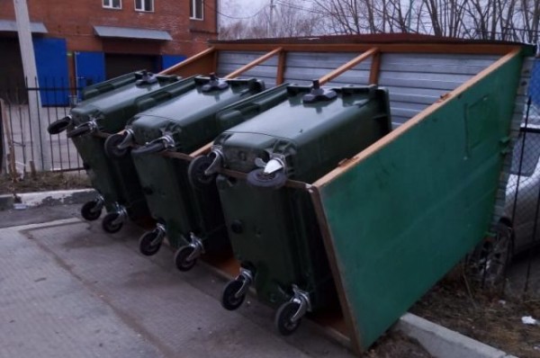 Стихия и самоизоляция не мешают омским мусорщикам работать дотемна