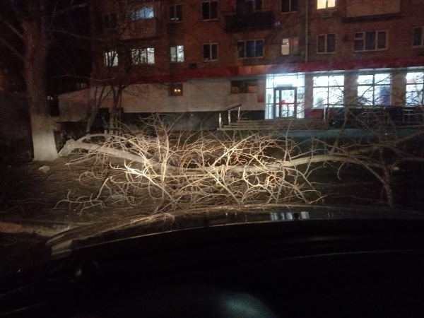 Разбитые окна, здания без крыш, поврежденные машины: первые итоги урагана в Омске 