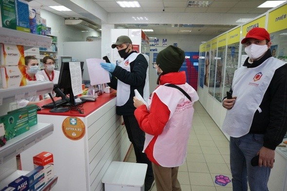 Актер, служитель церкви и студент: кто идет в волонтеры и кому они помогают в Омске 