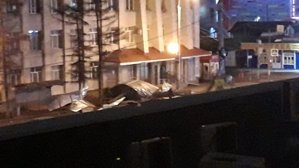 Разбитые окна, здания без крыш, поврежденные машины: первые итоги урагана в Омске 