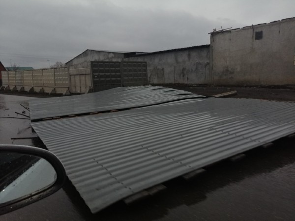 Разбитые окна, здания без крыш, поврежденные машины: первые итоги урагана в Омске 