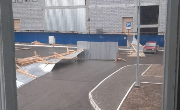 Разбитые окна, здания без крыш, поврежденные машины: первые итоги урагана в Омске 