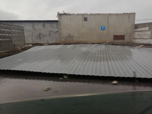 Разбитые окна, здания без крыш, поврежденные машины: первые итоги урагана в Омске 