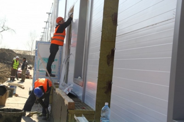 Госпиталь за 41 день. Смотрим, как строится медицинский центр в Омске