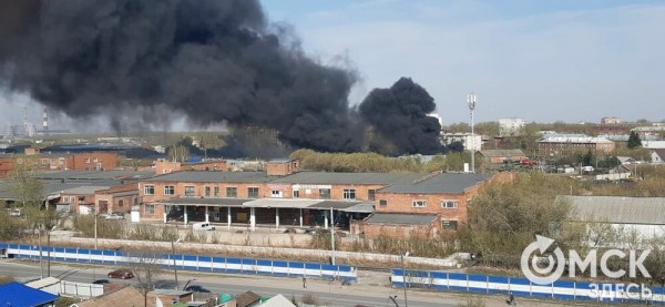 В Омске район 3-го Разъезда заволокло чёрным дымом