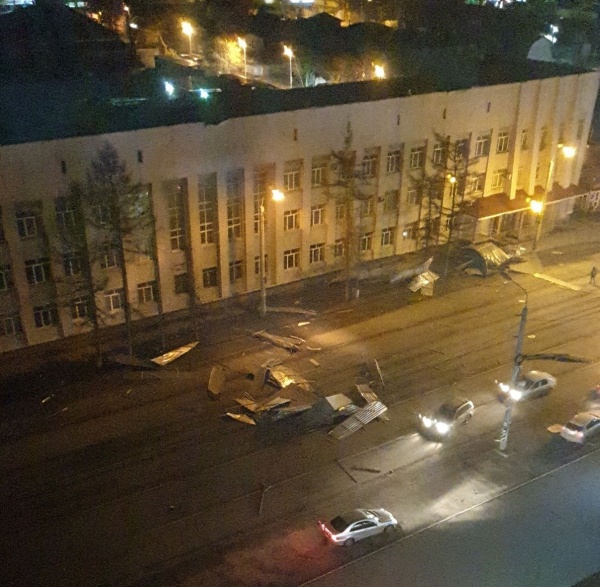 Разбитые окна, здания без крыш, поврежденные машины: первые итоги урагана в Омске 