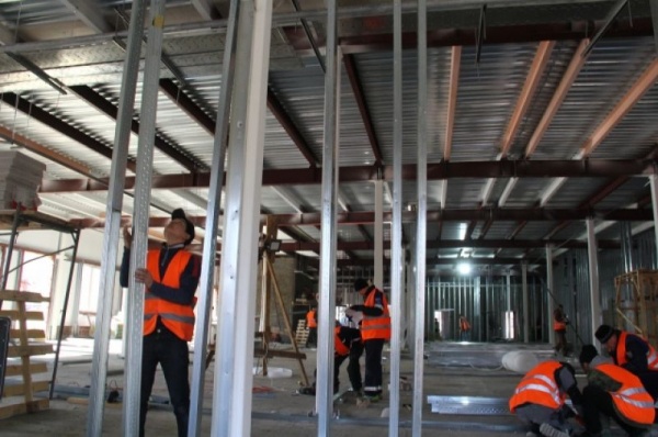 Госпиталь за 41 день. Смотрим, как строится медицинский центр в Омске