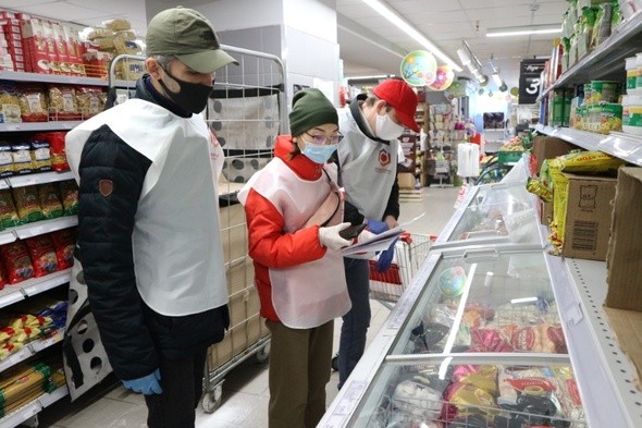 Актер, служитель церкви и студент: кто идет в волонтеры и кому они помогают в Омске 