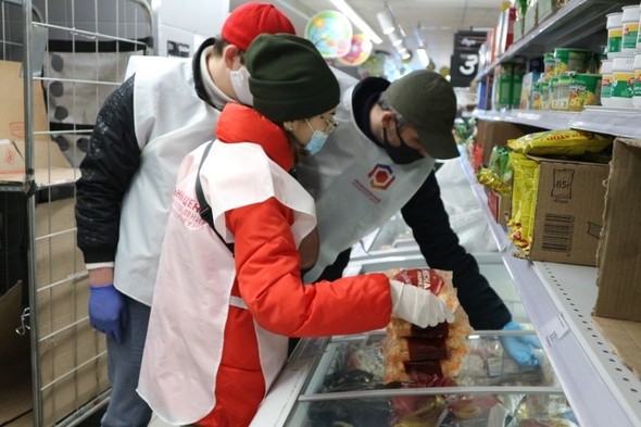 Актер, служитель церкви и студент: кто идет в волонтеры и кому они помогают в Омске 