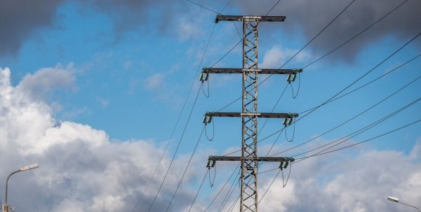 Повреждённые ураганом электросети в Омске восстановят к 23 часам