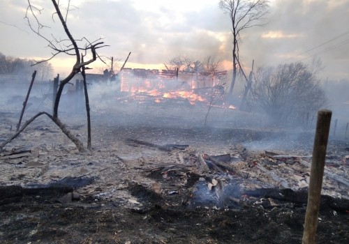В омской деревне сгорели сразу десять домов