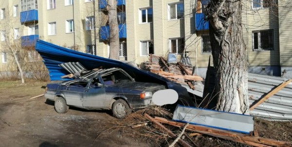 Ураган "Корона" повредил в Омске 14 автомобилей. Обновлено