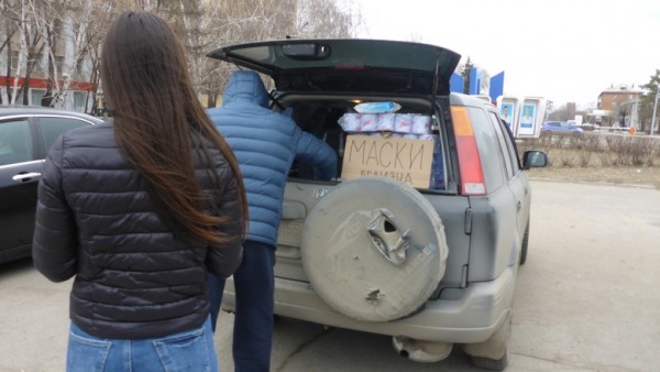 В Омске спекулянты торгуют масками по 80 рублей под окнами Кировской администрации 