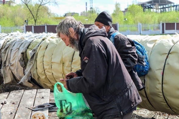 Самоизоляция на трубе. Как живут во время эпидемии омские бездомные 