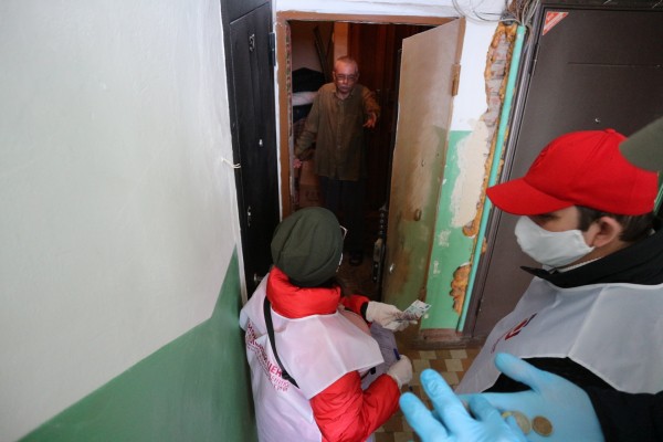 Актер, служитель церкви и студент: кто идет в волонтеры и кому они помогают в Омске 