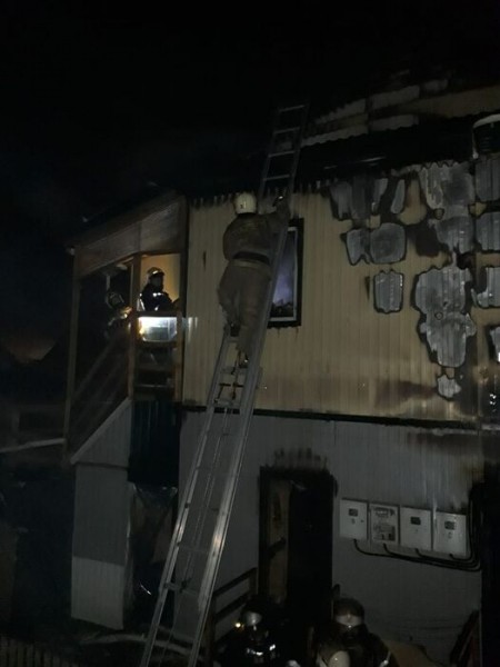 В Кировском округе Омска сгорел частный дом на несколько квартир В Кировском округе Омска сгорел частный дом на несколько квартир